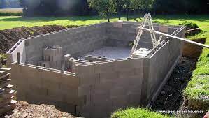 Nicht nur, dass es deutlich sicherer und einfacher ist, in den pool zu gelangen. Romertreppe Pooltreppe Im Schwimmbecken Pool Selber Bauen De