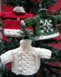 Yesterday i linked you to 10 free crochet christmas ornaments, but today's list is for the knitters! Risultati Immagini Per Miniature Sweater Free Knitting Pattern Knitted Christmas Decorations Christmas Knitting Patterns Christmas Knitting