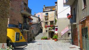 Ingresso, cucina, corridoio, quattro camere, doppi servizi, ripostiglio e balcone.data la zona dell'immobile, presenta i principali servizi utili ai residenti, inoltre. San Giovanni In Fiore Italy Review