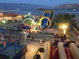 Прекрасные песчаные пляжи, которых насчитывается 22, идеальны для отдыха семей с детьми и молодежи, желающей спорта и развлечений, а также для любителей песчаных пляжей. Tony Park Lopar Rab Croatia Startseite Facebook