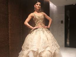 Watch Urvashi Rautela Sizzles In A Golden Gown Hindi