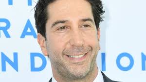 David lawrence schwimmer is an american actor, comedian, producer, and director, well known for his distinctive nasally voice. Friends Star David Schwimmer 53 Soll 29 Jahrige Daten Promiflash De