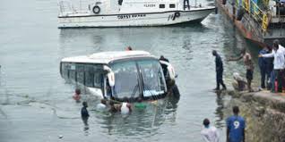 About an hour ago, a probox with four occupants slid from the ferry into the indian ocean at likoni crossing channel. 1cz Fh2gy H9tm