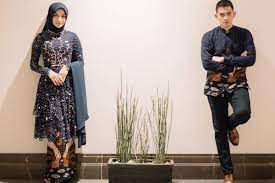 Citra kirana dan rezky aditya kompak mengenakan baju bernuansa navy. 10 Momen Haru Nan Sakral Di Balik Lamaran Citra Kirana Rezky Adhitya