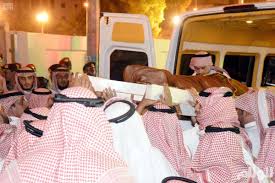 أجساد تتألق وسط أنوار فاتنة تبرز ملامح مدهشة