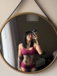 Brooks Sophie intriguing look - tempting exposed babe