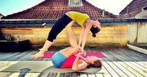 La diferencia de hacer yoga en casa y en una academia es que, en el primer caso, tendrás que adquirir los elementos necesarios. Como Hacer Yoga En Casa Ejercicios De Yoga En Casa