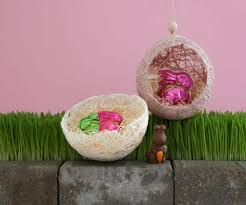 Den hals des einmachglases mit dekoband oder garn verzieren. Hangendes Woll Osternest Famigros