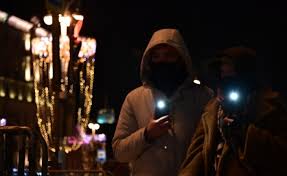 Он предлагает жителям больших российских городов 14 февраля в 20:00 выйти во дворы и включить фонарики на телефонах. 6zaumjuqetgekm