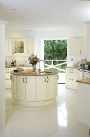 unique kitchen island i love the round island either there are a ton of fillers or they are angled c ilot de cuisine rond cuisines design cuisines maison