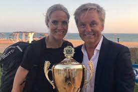 Eleven former top athletes are gathered and live together while they compete against each other for the title mesternes mester (best of the best). Sport Nyheter Her Poserer Gro Med Pokalen I 2018 Men Bak Den Historiske Triumfen La En Litt Mork Hemmelighet