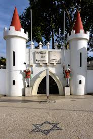 Yo recuerdo ir cuando era pequeña y for the ones who haven't been there yet, i'm talking about a theme park dedicated to children, where portuguese architecture is being depicted in a tiny. Portugal Dos Pequenitos Portugal Viagens Obidos Portugal
