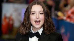 Taiteilija tuli Skotlannista ja maalasi Sanna Marinista ”ruman ja  halventavan” teoksen, joka nostatti valtavan raivon: ”Ei ole kyllä ihan  tätä päivää”