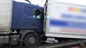 W wyniku zderzenia autokaru z dwiema ciężarówkami obrażenia odniosło 5 osób. S8 Niegow Wypadek Pod Wyszkowem Zderzenie Autobusu I Ciezarowek Tvn Warszawa