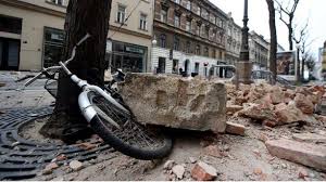 Cette libération d'énergie se fait par rupture le long d'une faille, généralement préexistante. Croatie Seisme De Magnitude 5 3 A Zagreb Au Moins Un Mort Et De Tres Gros Degats Lci