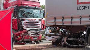 Ciężarówka zderzyła się z samochodem osobowym i stanęła w ogniu. Tragiczny Wypadek Na S8 Auto Zostalo Doszczetnie Zmiazdzone Przez Dwa Tiry