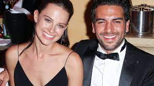 Das mag damit zu tun haben, dass er höflich ist. Elyas M Barek Jetzt Zeigt Er Endlich Seine Freundin Julia