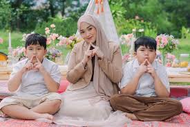 Di tengah drama Nissa Sabyan dan Ayus mantan istri Ririe Fairus tunjukkan  kedewasaan bahagia bersama anak-anak - ANTARA News Bengkulu