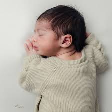 רגעים קטנים של אושר 🤍 צילומי ניו בורן מומלץ עד גיל שבועים. פיספסתם? לא  נורא! אצלי אפשר להצלם גם אחרי פשוט דברו איתי 🫶🏽 #הסטודיושלאפרתטל #ניובורן  #צילומיניובורן #צילומיםניובורן #צלמתניובורן #צלםניובורן #תמונותניובורן  #januaryvibes_ii