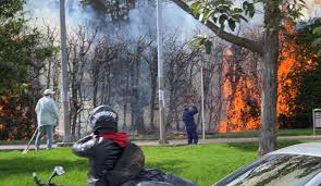 Hotel centro internacional offers elegant interiors and stylish accommodations in the centre of bogota, just 14 km from eldorado international airport. Incendio Carmen Club En Bogota Controlan Incendio En Bogota Cerca A La Autopista Norte Con Calle 153 Bogota Caracol Radio