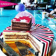 In diesem video backe und dekoriere ich eine motivtorte zu samiras 6. Sweet Torte Mit Monster High Figuren