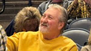 Huggs ties Bob Knight, read his reaction:  wvsportsnow.com/bob-huggins-earns-win-no-902-ties-bob-knight-on-all-time-wins-list/ 