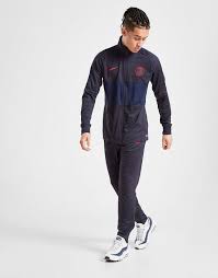Markentypische streifenapplikation auf ärmeln und hosenbeinen. Nike Trainingsanzug Herren Psg 0c48c2