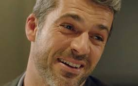 Il film inizia con aldo che, con voce fuori campo, afferma che sta per morire ma è felice, e chiede se si è mai sentito parlare di qualcuno che si sia trovato in quella condizione. Luca Argentero Commuove Sui Social Chiedimi Se Sono Felice