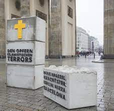 Was auf den ersten blick wie eine aktion linker oder grüner. Identitare Bewegung Stellt Grabsteine Vor Brandenburger Tor Welt