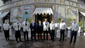 It is located in the rear of the palazzo della prefettura, which lies in front and to side of the royal palace of naples, both of which face the piazza del plebiscito. Napoli Riapre Il Gambrinus 100 Giorni Dopo La Chiusura Ci Riproviamo La Repubblica