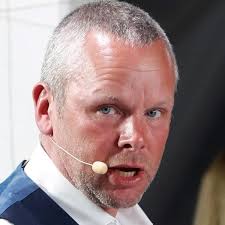 Proffstränaren och banreferenten sparkas som speaker på Bergsåker då han  kritiserat domaren