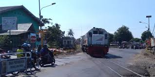 Maybe you would like to learn more about one of these? Ingat Selfie Di Sekitar Rel Kereta Api Dilarang Dan Ada Ancaman Pidananya Halaman All Kompas Com