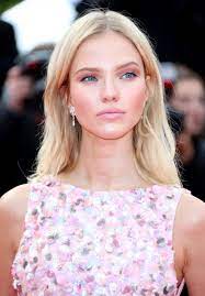Sasha luss has definitely a very interesting modeling career.of course this russian beauty already started modeling in 2006 but she is a good case in point that the right managing at the right time is. Sasha Luss Once Upon A Time In Hollywood Red Carpet At Cannes Film Festival Luss Hollywood Red Carpet Anna Actress