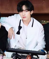 Jin and suga sported their natural black hair. Bts V Uk On Twitter Kim Taehyung With His Black Hair Back And The Undercut How Are We Still Alive