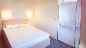 Dar, in general, hotelurile de doua stele din bucuresti se adreseaza oamenilor care nu cauta un confort deosebit, ci un hotel cu pat curat, un loc in care te poti spala si improspata onorabil, pe bani putini. Cazare BucureÈ™ti Cazare IeftinÄƒ BucureÈ™ti Cazare BucureÈ™ti Gara Nord