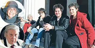 Στην οδοντιατρική κλινική θεοδωράκης δημιουργήσαμε μια πολύ δυνατή ομάδα με έμπειρους γιατρούς από όλες τις ειδικότητες της οδοντιατρικής. Pe8ane H Gioyla Gazetopoyloy H Pneymatikh Mana Sta Paidia Toy Mikh 8eodwrakh Ellada Thepressroom Gr