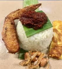 Nasi lemak malaysia yang klasik, disajikan di warung pinggir jalan atau truk makanan, terdiri dari nasi yang dikukus dalam santan dan daun pandan beraroma, disajikan dengan sambal ektra pedas. Pak Dollah Nasi Lemak Kacang Ikan Bilis Telur Dadar Facebook