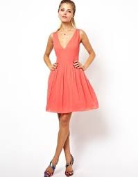 Une robe de cocktail de couleur corail est très à la mode, à la fois fraîche et tendance qui vous permettra de vous démarquer de façon élégante. From Http Us Asos Com Asos Deep Plunge Skater Dress 11gsb4 Iid 3361594 Cid 11057 Sh 0 Pge 7 Pgesize Robe Corail Mariage Robe Cocktail Mariage Robe Cocktail