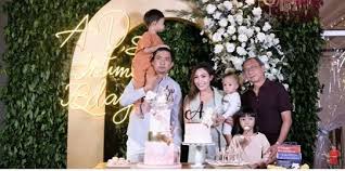 Pesta ulang tahun tidak akan lengkap tanpa dekorasi ulang tahun yang sederhana ini. Rayakan Bareng Keluarga Ini Potret Mewah Dekorasi Pesta Ulang Tahun Ayu Dewi Merdeka Com