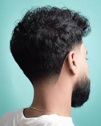 Es una especie de disminuido progresivo que comienza a un nivel mucho más bajo en el cuero cabelludo hasta mid fade. Taper Corte De Pelo Fade Medio Novocom Top