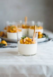 Joghurt Panna Cotta Mit Frischen Mirabellen Backstubchen Rezept Mirabellen Lebensmittel Essen Einfacher Nachtisch