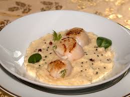 La noix de saint jacques est sautée puis déglacée au vinaigre balsamique et sera présentée avec une fondue de poireaux bien présentée sur un lit de fondue de poireaux et échalotes bien crémeuse, ces noix de saint jacques sont une belle idée d'entrée pour. Noix De St Jacques Roties A La Puree De Celeri Pour Une Entree Festive Recette Par Jackie