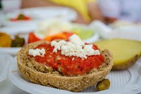 Traditional Cretan Rusk Dakos Coal Baked Potatos And Many Other Excellent Mezes Were Offered To The Visitors Yperoxoi Paradosiakoi Food Recipes Meatloaf