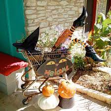 If you have any questions about any of our halloween yard decorations, please contact the halloween experts at spirit halloween. 50 Outdoor Halloween Decorations Porch Decorating Ideas For Halloween