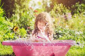 Waterspelletjes Spelen En Activiteiten Met Water Buiten Voor Kinderen En Volwassenen Mamaliefde Nl Waterspelletjes Waterspelletjes Voor Kinderen Water Kinderen