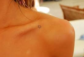 Pin Von Si Mone Auf Tattoos Tattoo Sterne Winzige Tattoos Und Schlusselbein Tattoo