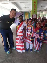 Baju kebaya dengan belahan yang cukup rendah telah menampilkan juga belahan buahdada dedeh yang putih. Pertandingan Baju Beragam Sempena Bulan Kemerdekaan Wajah Skbp