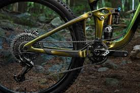 Feature animation and directed by brad bird in his directorial debut.it is based on the 1968 novel the iron man by ted hughes (which was published in the united states as the iron giant) and was scripted by tim mccanlies from a story treatment by bird. First Ride 2020 Giant Reign Advanced 29 Pinkbike