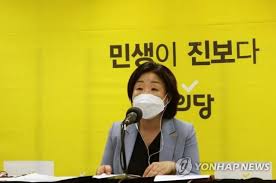 ◎ 지지정당별로 보면 더불어민주당 지지층의 80%, 정의당 지지층에서도 75%가 대통령 직무 수행에 대해 긍정적으로 평가한 반면, 자유한국당 지지층은 92%가 부정적이며 지지정당이 없는 무당(無黨). ë‹¹ ëŒ€í'œ í‡´ìž„ ì‹¬ìƒì • ì •ì¹˜ê°œí˜ì€ ìˆ™ëª… ì •ì˜ë‹¹ ì‹œì¦Œ2 ì„ ë³´ì¼ ê²ƒ ì•„ì£¼ê²½ì œ