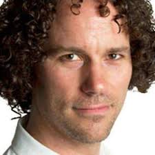 Yara Shahidi et Usher portent la chemise passe-partout